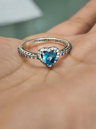 Anillo. Lleva su caja y bolsa.