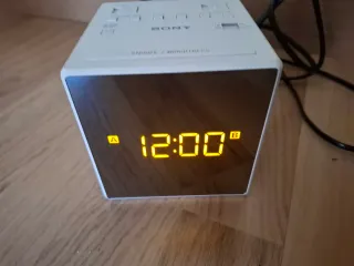 Radio Despertador Sony Cubo