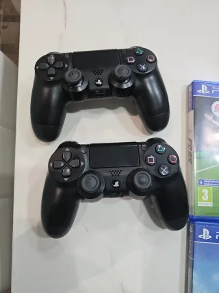 PS4 Negra con todos sus cambles +2mandos +4juegos