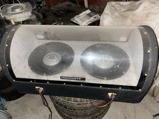 Subwoofer Kicker Negro y JBL