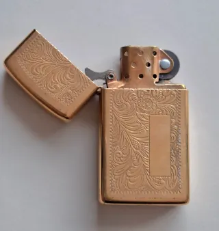 Isqueiro Zippo Venetian Dourado
