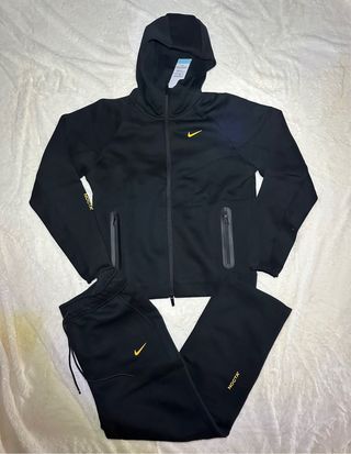 Conjunto Nike NOCTA Negro y Dorado
