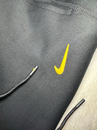 Conjunto Nike NOCTA Negro y Dorado