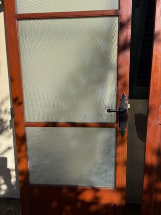 6 puertas de madera rústicas.