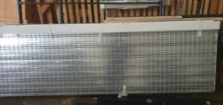 Puerta metálica con rejilla