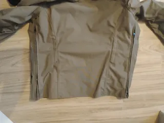 Chaqueta de moto con protección en hombro y codo