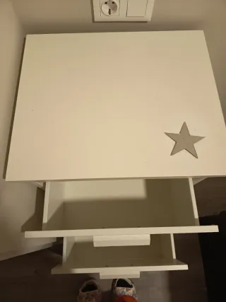 Mesita de noche blanca de madera