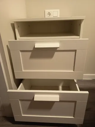 Mesita de noche blanca de madera