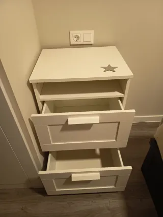 Mesita de noche blanca de madera