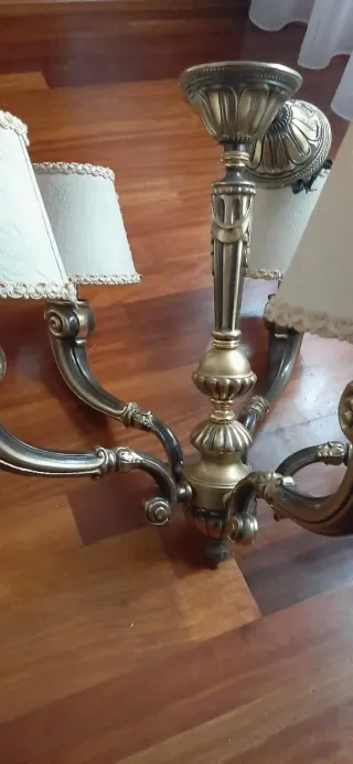 Lámpara de mesa dorada y negra