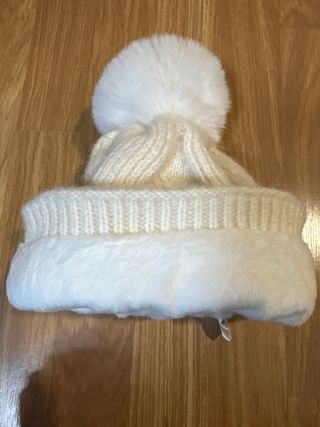 Gorro blanco con pompón y letra m Talla S