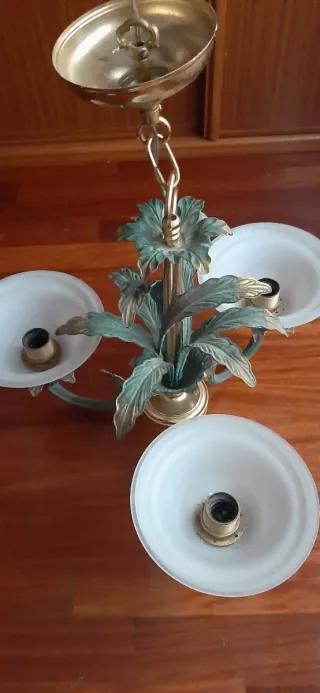 Lámpara de techo dorada y verde