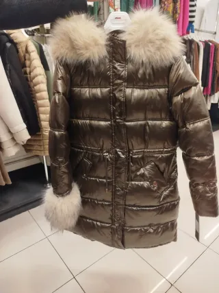 Parka marrón con cuello y puños desmontables