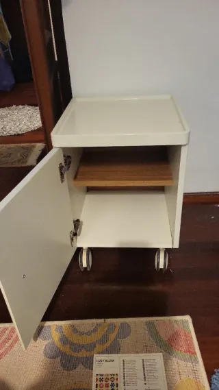 Mueble auxiliar con puerta y ruedas