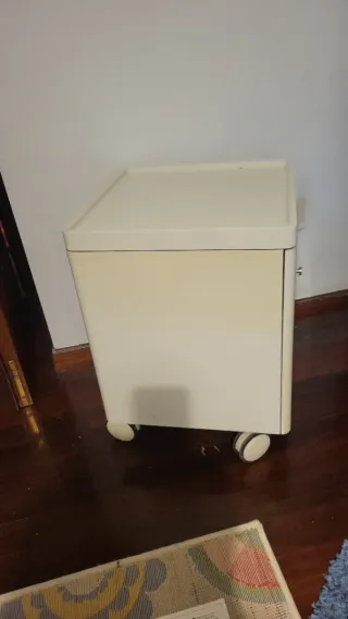 Mueble auxiliar con puerta y ruedas