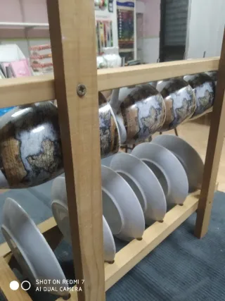 Estantería de madera para tazas