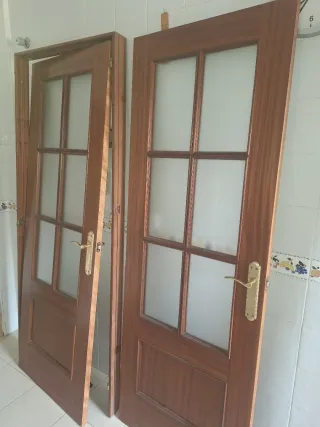 Puerta de madera con premarco