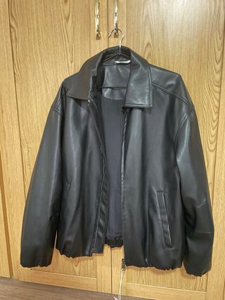 Chaqueta Zara efecto piel negra