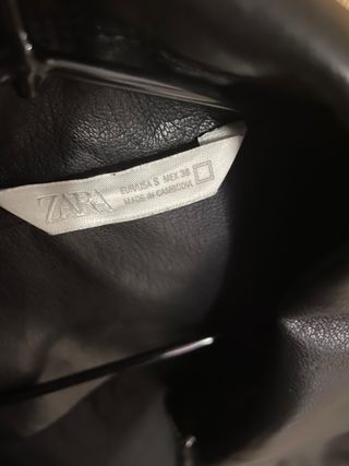 Chaqueta Zara efecto piel negra
