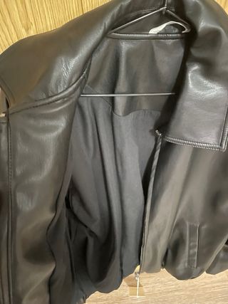 Chaqueta Zara efecto piel negra