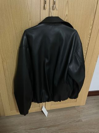 Chaqueta Zara efecto piel negra