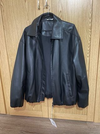 Chaqueta Zara efecto piel negra