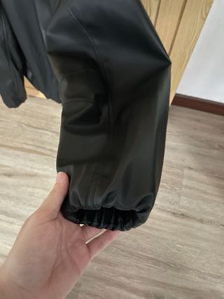 Chaqueta Zara efecto piel negra