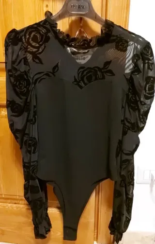 Body nero con rose velate
