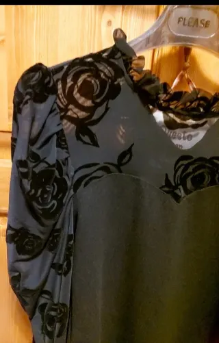 Body nero con rose velate