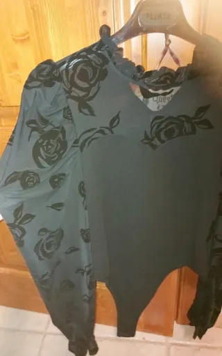 Body nero con rose velate