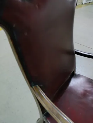 Sillón antiguo de cuero y madera