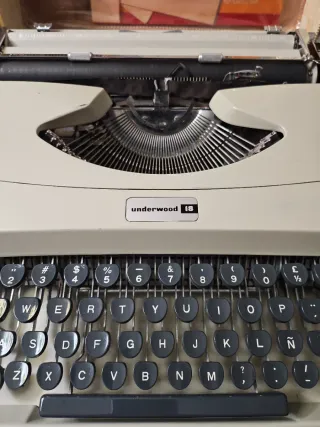 Máquina de escribir Underwood 18 portátil antigua