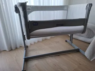 Minicuna Jane gris prácticamente sin uso.