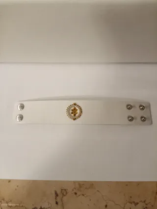 Bracciale in pelle PU bianco con dettagli oro