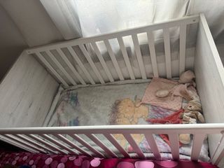 Cuna de bebé con diseño de conejo