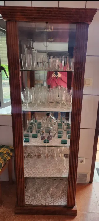 Vitrina Madera Nogal con Luz. 300€ negociables