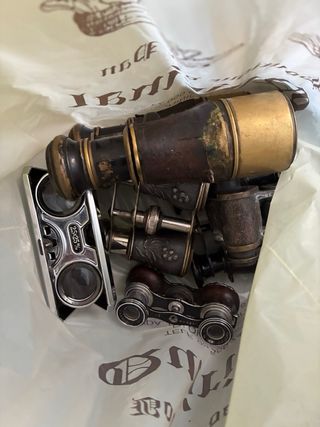 Varios tipos de juguetes y antigüedades