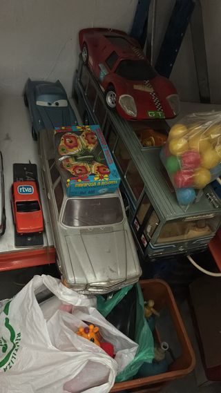 Varios tipos de juguetes y antigüedades