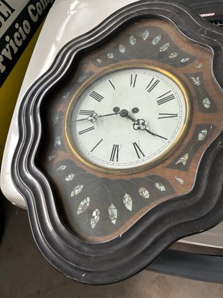 Varios tipos de juguetes y antigüedades