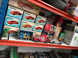 Varios tipos de juguetes y antigüedades