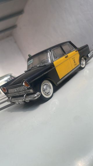 Varios tipos de juguetes y antigüedades