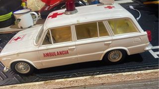 Varios tipos de juguetes y antigüedades