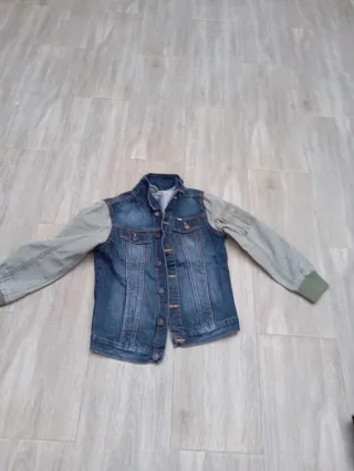 Chaqueta vaquera con mangas verdes