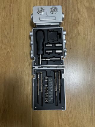 Caja de herramientas robot plateada