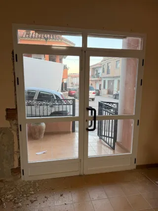 Puerta cristalera local