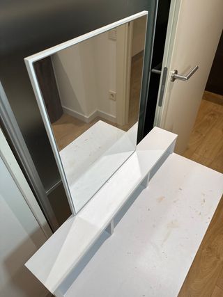 Tocador blanco con espejo