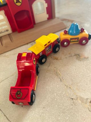 Estación y tren bomberos madera BRIO
