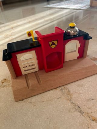 Estación y tren bomberos madera BRIO