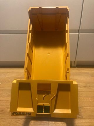 Tractor Bruder con remolque