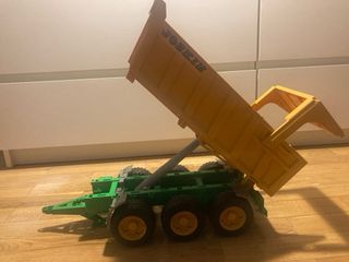 Tractor Bruder con remolque